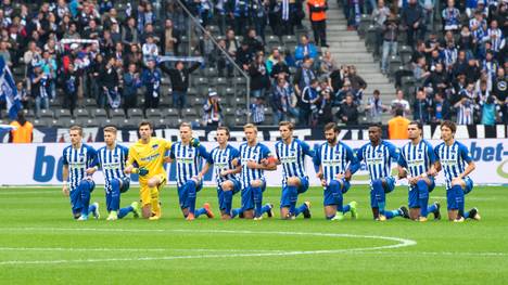 Die Spieler von Hertha BSC setzten vor dem Spiel gegen Schalke ein Zeichen für Toleranz