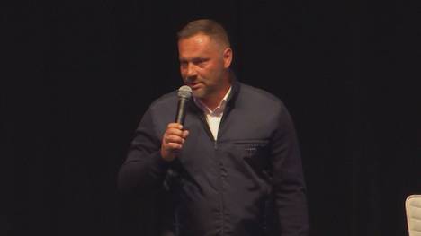 Trotz der Niederlage in Köln und dem drohenden Abstieg wurde Trainer Pál Dárdai mit Standing Ovations auf der Bühne empfangen. 