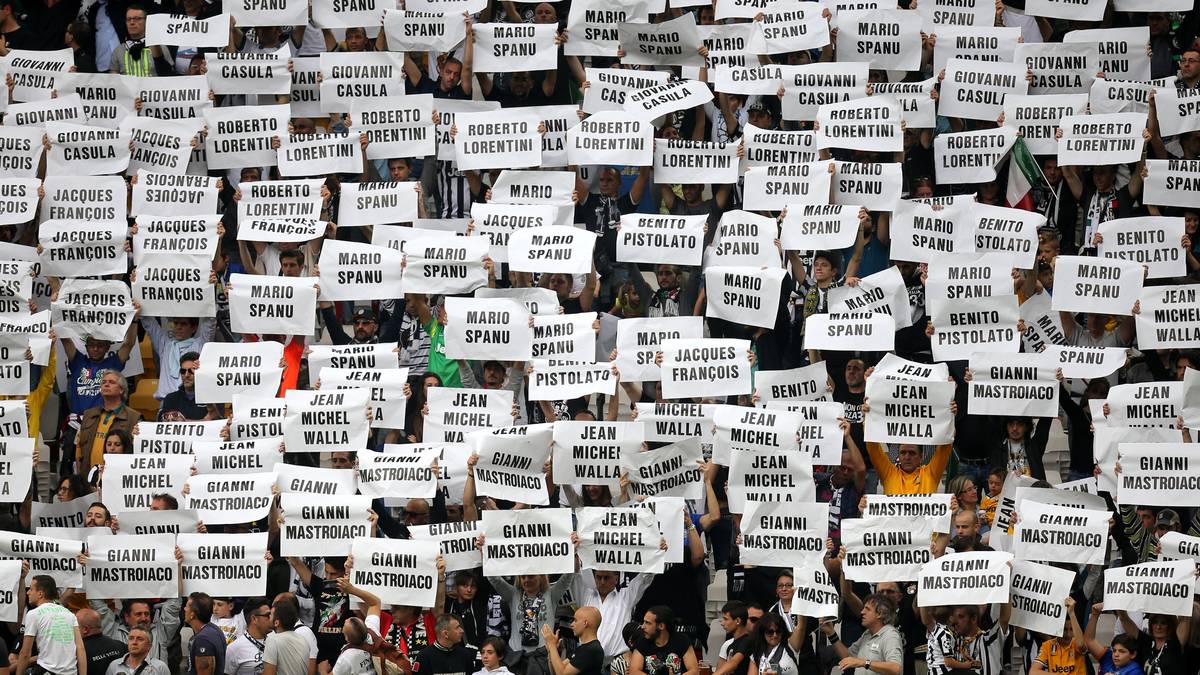 Die Anhänger der Italiener hielten die Namen der 39 verstorbenen Fans in die Höhe
