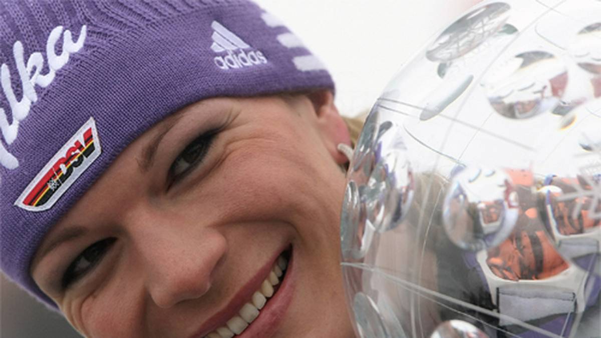 Sie ist damit nach Rosi Mittermaier und Katja Seizinger erst die dritte Fahrerin, der es gelingt die große Kristallkugel nach Deutschland zu holen