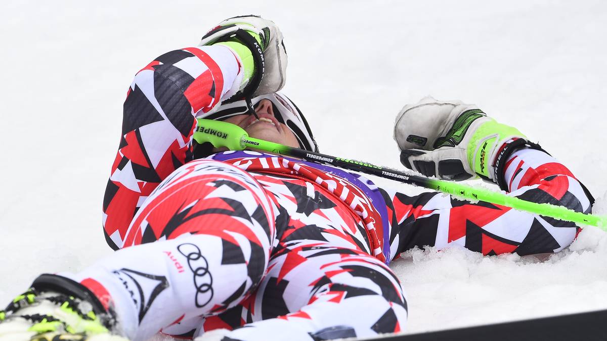 Die Ski-Nation Österreich steht unter Schock. Ihr Aushängeschild, ihre Sieggarantin Anna Fenninger ist verletzt. Schwer verletzt. Die Gesamtweltcupsiegerin des Vorjahres hat sich beim Riesenslalom-Training in Sölden einen Kreuzband-, Seitenband und Patellasehnenriss zugzogen - Saisonaus! Und das nur drei Tage vor Beginn des Alpinen Ski-Winters
