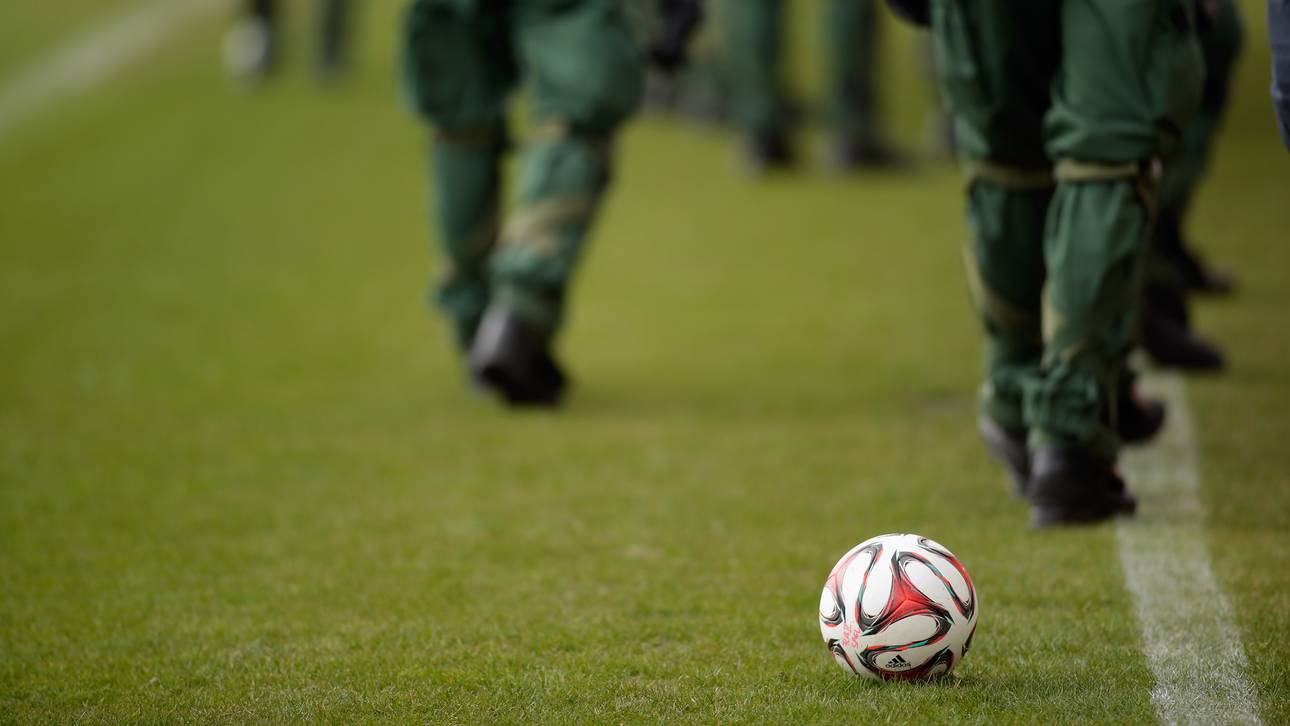 Leuchtrakete verletzt Polizistin