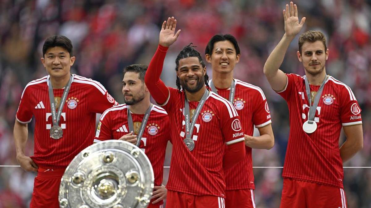 Auch der verletzte Serge Gnabry schafft es für die Übergabe der Schale aufs Podium - sogar ohne Krücken!