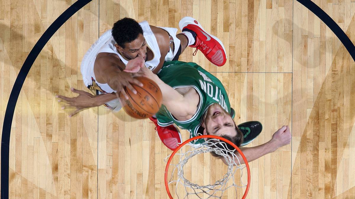 Ein spektakuläres Korbduell liefern sich Alexis Ajinca (l.) und ein Boston-Celtics-Spieler
