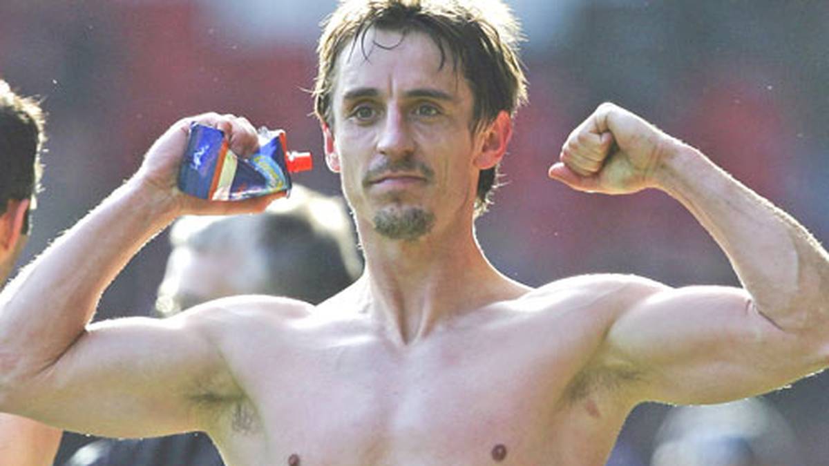 "Wenn er auch nur einen Inch größer wäre, wäre er der beste Innenverteidiger Englands. Sein Vater ist 6 Fuß, 2 Inches groß - ich checke mal den Milchmann." (über Gary Neville)