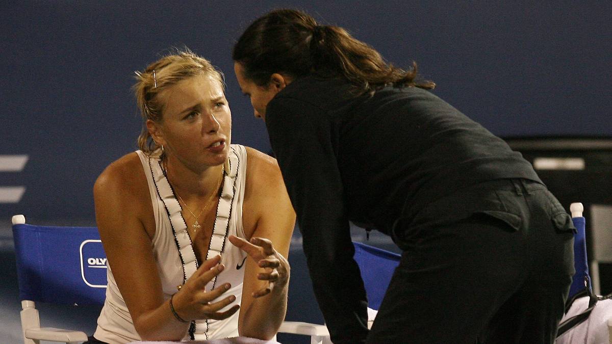 Doch dann folgt der Rückschlag: Mitte des Jahres muss sie wegen einer Sehnenverletzung in der Schulter ein Spiel abbrechen. Die Blessur setzt sie acht Monate außer Gefecht