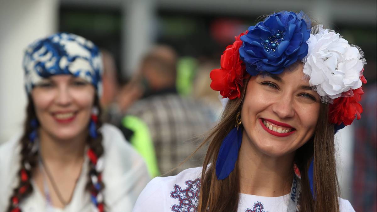 Farbenfroher Kopfschmuck: Sieht aus wie Frankreich, ist aber Russland