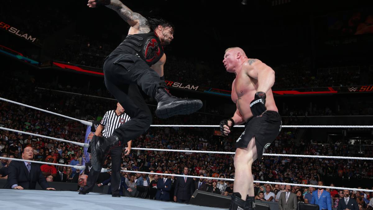 Hauptkampf-Zeit: Universal Champion Brock Lesnar (r.) bekommt es nicht nur mit Roman Reigns (l.) zu tun. Auch Samoa Joe und Braun Strowman mischen mit