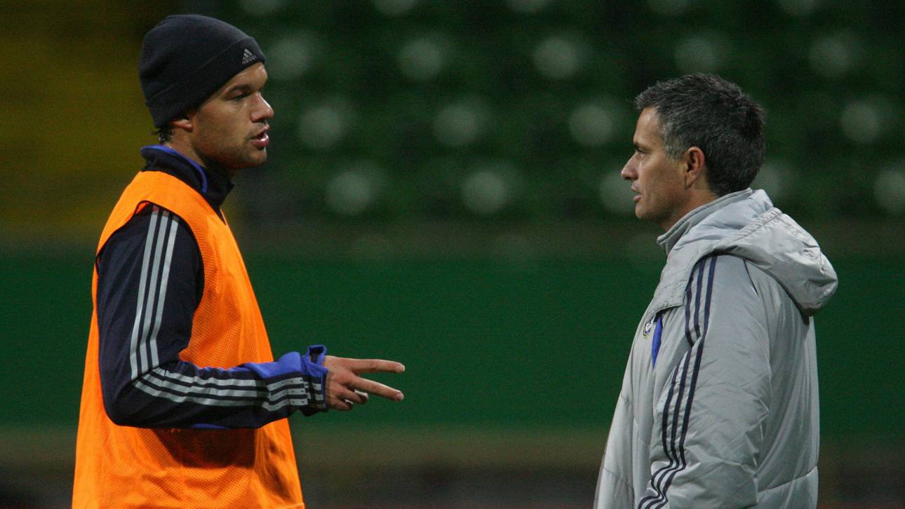 Chelsea's coach Jose Mourinho (R) speaks