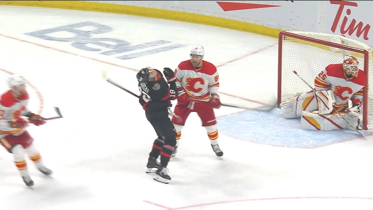 NHL: Ottawa Senators - Calgary Flames 3:1 - Tim Stützle attackiert