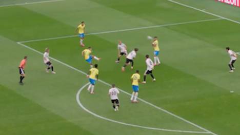 Brasilien darf über den Achtelfinaleinzug jubeln. Zwischenzeitlich sorgt Bruno Guimaraes für einen kuriosen Moment, indem er seinen eigenen Mitspieler abschießt. 