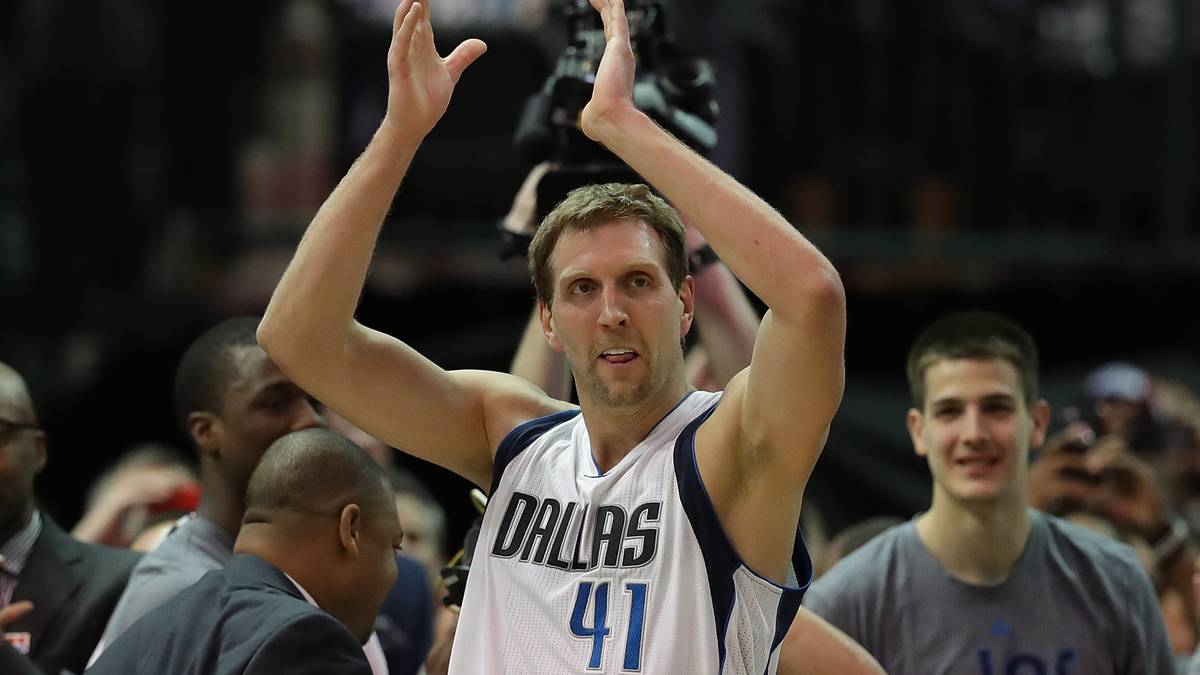 PLATZ 6: Auch Deutschlands Superstar Dirk Nowitzki ist in dieser Transfer-Diashow vertreten. Die Milwaukee Bucks schlagen im Draft 1998 auf Position neun zu, traden den langen Blonden dann aber schnell weiter nach Dallas. Was folgt, ist NBA-Geschichte - und die Bucks trauern ihrer folgenschweren Entscheidung noch heute hinterher