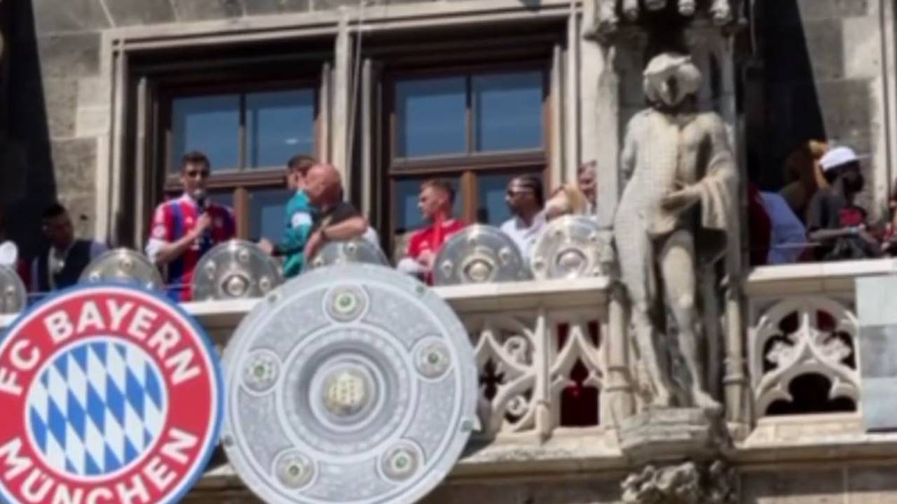 Meisterfeier des FC Bayern München auf dem Marienplatz: Fans feiern Lewandowski