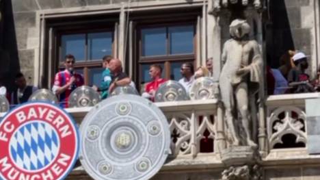 Die große Bayern-Meisterfeier wurde überschattet von den Abschiedsgedanken ihres Topstürmers. Die Fans haben eine klare Meinung, wo der Topstürmer nächste Saison spielen soll.
