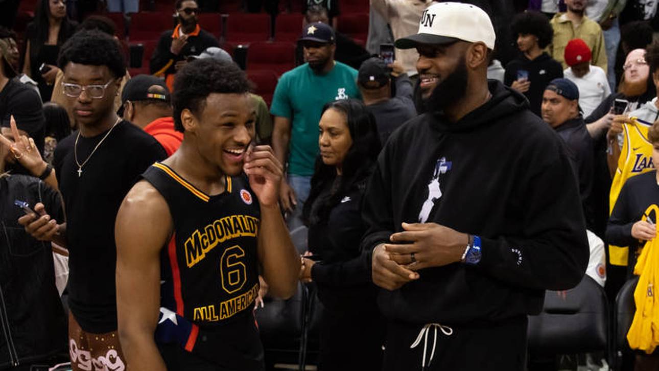 LeBron James (r.) will in der NBA noch mit Sohn Bronny zusammenspielen