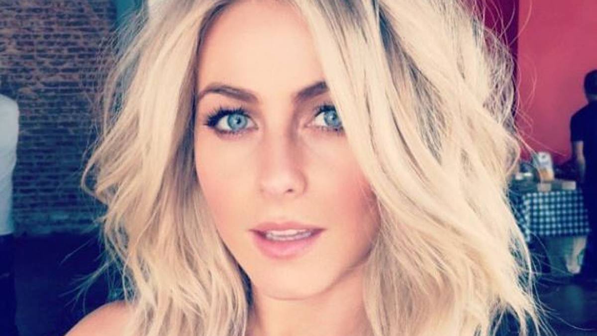 Julianne Hough betreibt einen Lifestyle-Blog, ist professionelle Tänzerin, Sängerin, Schauspielerin, Model.. achja und sie ist mit Brooks Laich verlobt, der bei den Toronto Maple Leafs unter Vertrag steht. 2001 spielte sie sogar in der "Harry Potter - Der Stein der Weisen" ein Hogwarts-Schulmädchen, die Rolle fand im Abspann aber leider keine Erwähnung