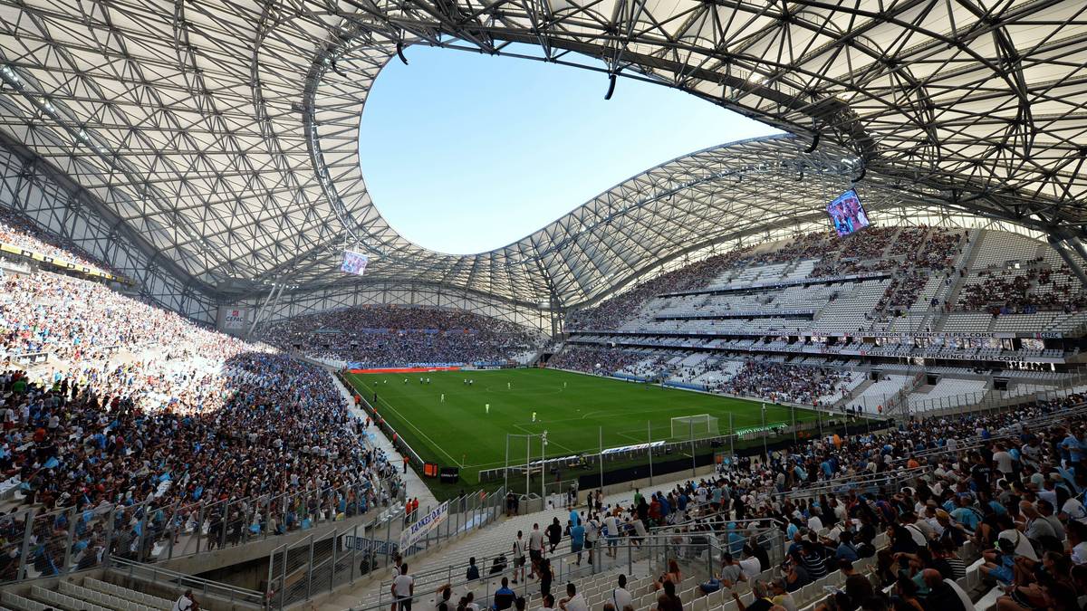 Stade Velodrome in Marseille: Im alten Stadion von Olympique Marseille spielten einst Rudi Völler, Andreas Köpke und Karlheinz Förster. In Marseille werden vier Gruppenspiele, ein Viertel- und ein Halbfinale gespielt.
Kapazität: 67.394Zuschauer
Eröffnung: 13. Juni 1937
Mannschaften: Olympique Marseille
Kosten: 267,5 Millionen Euro (Umbau 2011 – 2014)
