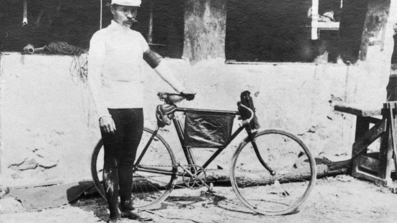 Maurice Garin mit einem Fahrrad nach damaligem technischen Standard