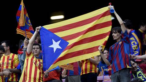 Fans des FC Barcelona zeigen die katalanische Flagge