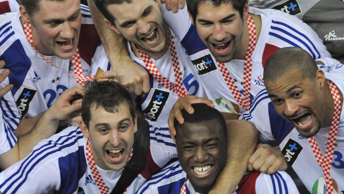 2009, FRANKREICH: Ein Weltstar betritt zum ersten Mal die größte Handball-Bühne der Welt, das WM-Finale. Mit den Franzosen gewinnt Nikola Karabatic (2.v.r.) seinen ersten Titel und wird im Rückraum wie 2007 ins Allstar-Team gewählt. Seine Kollegen Thierry Omeyer (Tor) und Michael Guigou (Linksaußen) komplettieren dort die französische Dominanz