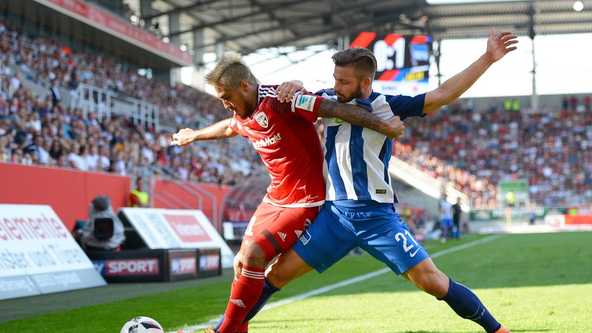 Dario Lezcano (l.) lässt Herthas Marvin Plattenhardt ganz nah ran - aber nicht an den Ball. Die Hertha siegt letztlich 2:0, ein typischer Arbeitssieg