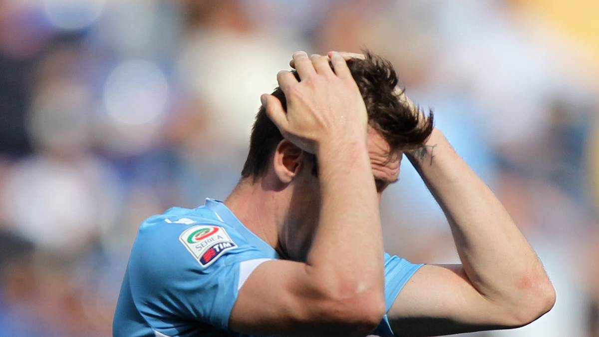 Gegen Neapel gibt Klose zu, dass er den Ball vor seinem 1:0 mit der Hand berührt hatte und bringt den Schiedsrichter dazu, den Treffer abzuerkennen. Sieben Jahre nach der Fairplay-Geste gegen Bielefeld wird Kloses Sportsgeist im Römer Trikot sportlich nicht belohnt - Lazio geht im Anschluss 0:3 baden