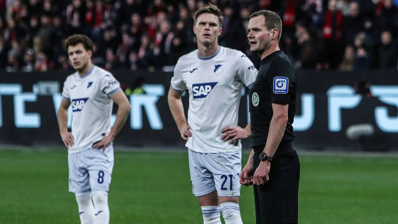 Schiedsrichter Robin Braun sprach zu den Fans