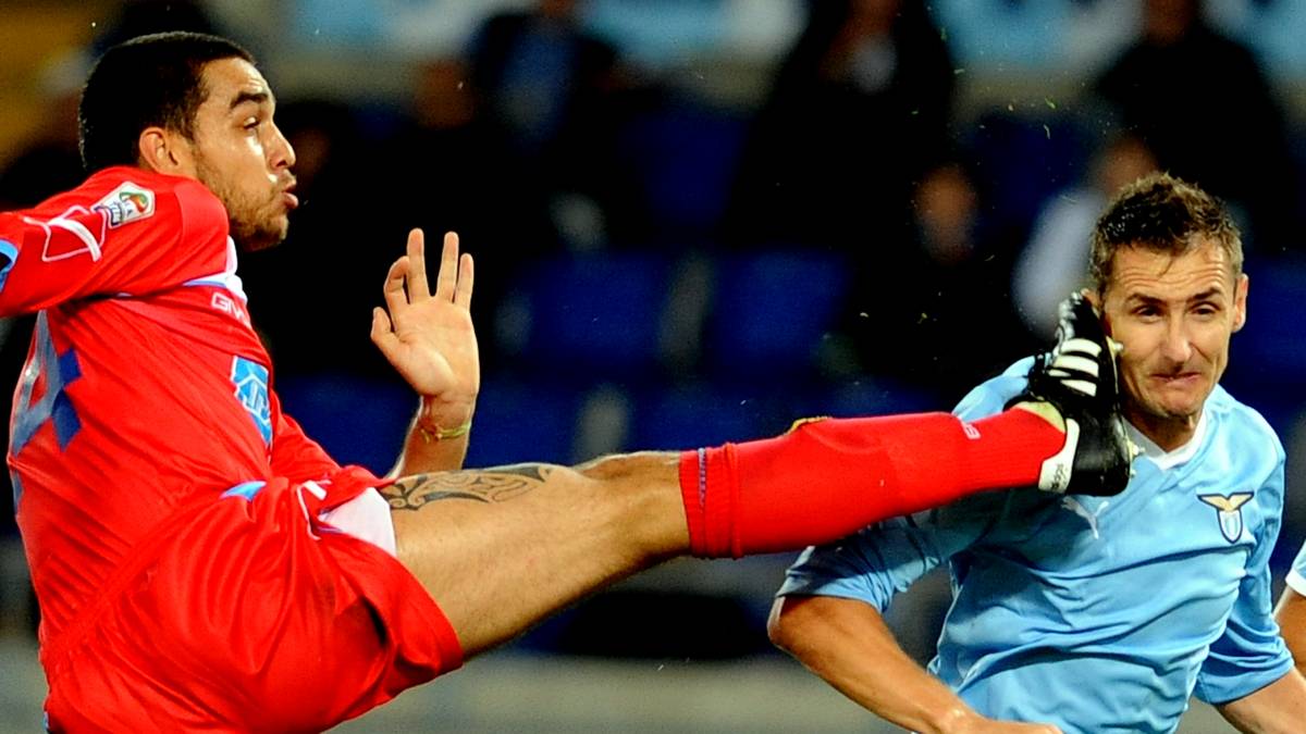 Schnell lebt sich der Stürmer in Italien ein und kann in 27 Spielen 13 Tore erzielen. Auch die teilweise rustikale Spielweise in Italien hält Klose nicht vom Tore schießen ab