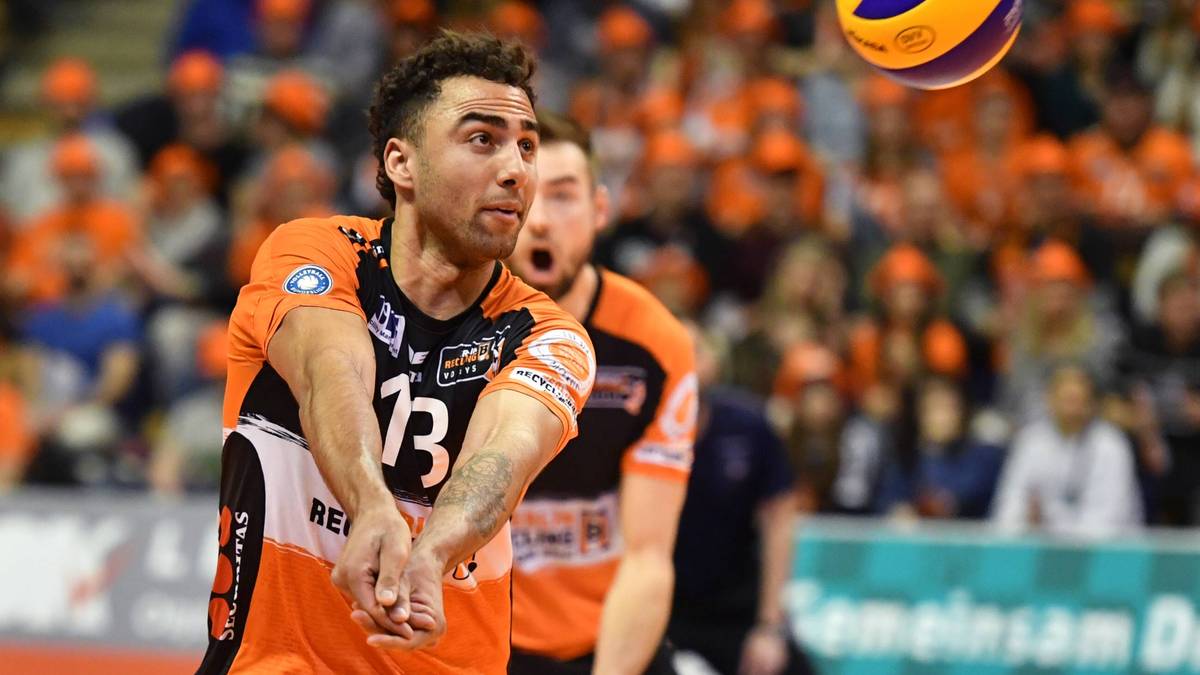 BENJAMIN PATCH: Der etatmäßig erste Diagonalangreifer wurde in Spiel drei von seinem Kollegen Russell aus der Start-Sechs verbannt. Selbst als es bei Russel nicht lief, brachte Enard eher den erst 19-jährigen Linus Weber als Patch