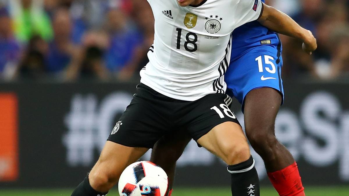 Weil Löw mit Can einen zusätzlichen Mittelfeldspieler brachte, rückte Kroos eine Position vor, ließ sich aber immer wieder zurückfallen. Fand gegen die dicht gestaffelte Defensive der Franzosen nur selten die Lücken. Unterm Strich hatte der Taktgeber zu wenige kreative Ansätze. SPORT1-Note: 4