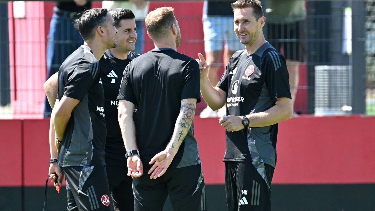 Fans verfolgen Klose-Start beim Club