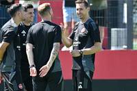 Miroslav Klose nimmt beim 1. FC Nürnberg die Vorbereitung auf die neue Saison auf. Beim Trainingsstart sind zahlreiche Fans dabei.