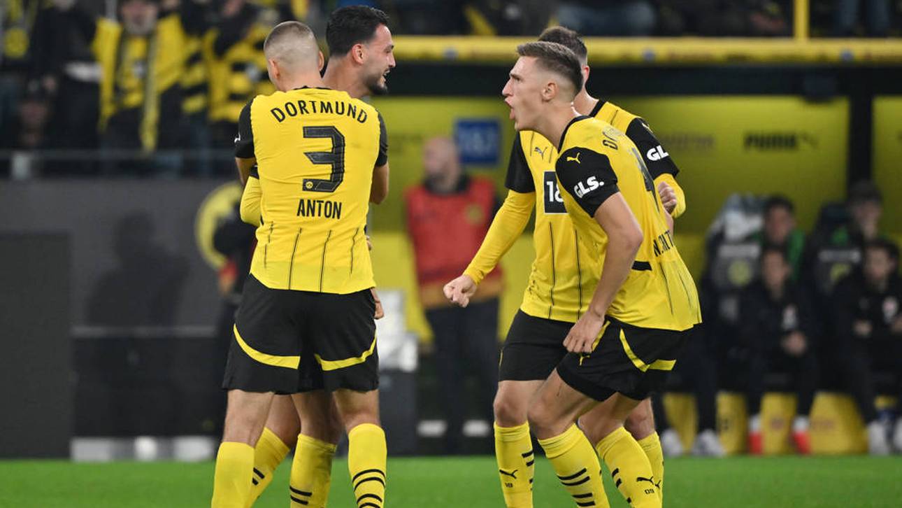 Ramy Bensebaini und Nico Schlotterbeck jubeln zusammen 