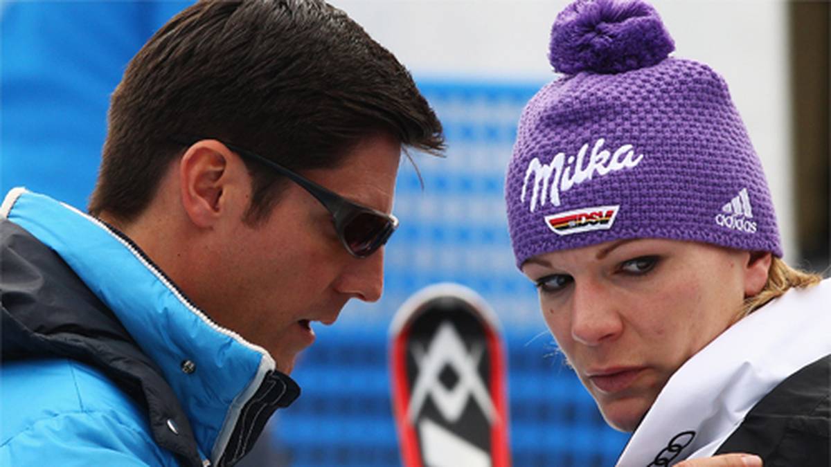 2011 ist ein ganz besonderes Jahr. Die Weltmeisterschaft findet in Garmisch-Partenkirchen statt, dem Heimatort von Maria Höfl-Riesch. Sie setzt sich selbst enorm unter Druck, sie will "ihren" Fans unbedingt eine Medaille präsentieren. In der Super-Kombination gilt sie als Top-Favoritin, erreicht grippegeschwächt aber nur den elften Rang. Freund Markus muss sie nach dem Rennen trösten