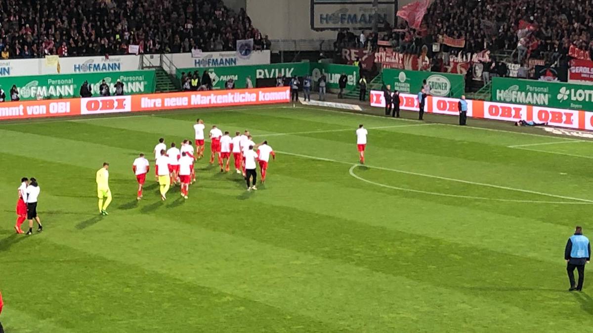 Schnell machen sich die FC-Spieler auf den Weg zu den mitgereisten Fans