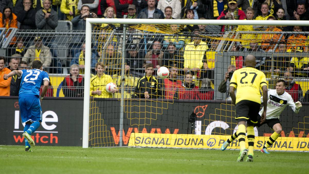 Selbst als Torhüter beweist sich Großkreutz. Als Roman Weidenfeller am 34. Spieltag der Saison 2012/13 wegen einer Notbremse vom Platz muss und der BVB schon dreimal gewechselt hat, zieht sich der Allrounder die Torwart-Handschuhe an – muss sich bei einem Elfer aber geschlagen geben