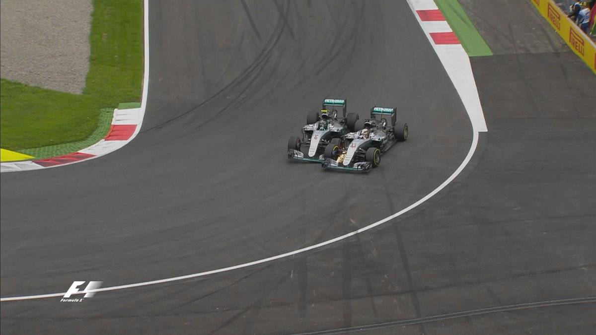 2016: Mercedes lässt die beiden dennoch weiter voll gegeneinander fahren, was sich in Spielberg rächt. Dort kollidieren Hamilton und Rosberg nach einem Überholversuch des Briten in der letzten Runde. Während Hamilton danach locker zum Sieg fährt, rettet Rosberg sich mit einem sichtlich beschädigten Auto noch auf Rang vier ins Ziel