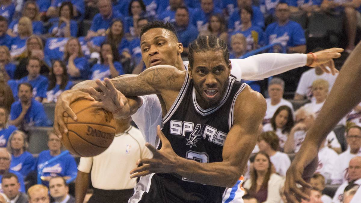 Hinter dem völlig verdienten MVP Curry kommt der Zweitplatzierte Kawhi Leonard lediglich auf 634 Zähler – nicht einmal die Hälfte von Currys Punktzahl im Voting. In diesem Jahr macht der Small Forward aber noch einmal einen Schritt nach vorne, erzielt mehr Punkte, verbessert seine Wurfquoten und ist mittlerweile das Aushängeschild der Spurs. Platz zwei ist mehr als verdient