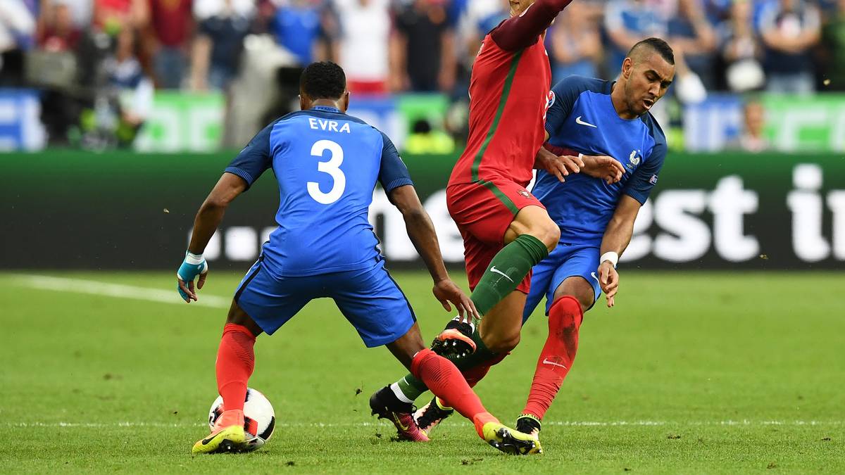 Bei dieser Attacke von Dimitri Payet (r.) verletzt sich Ronaldo am Knie