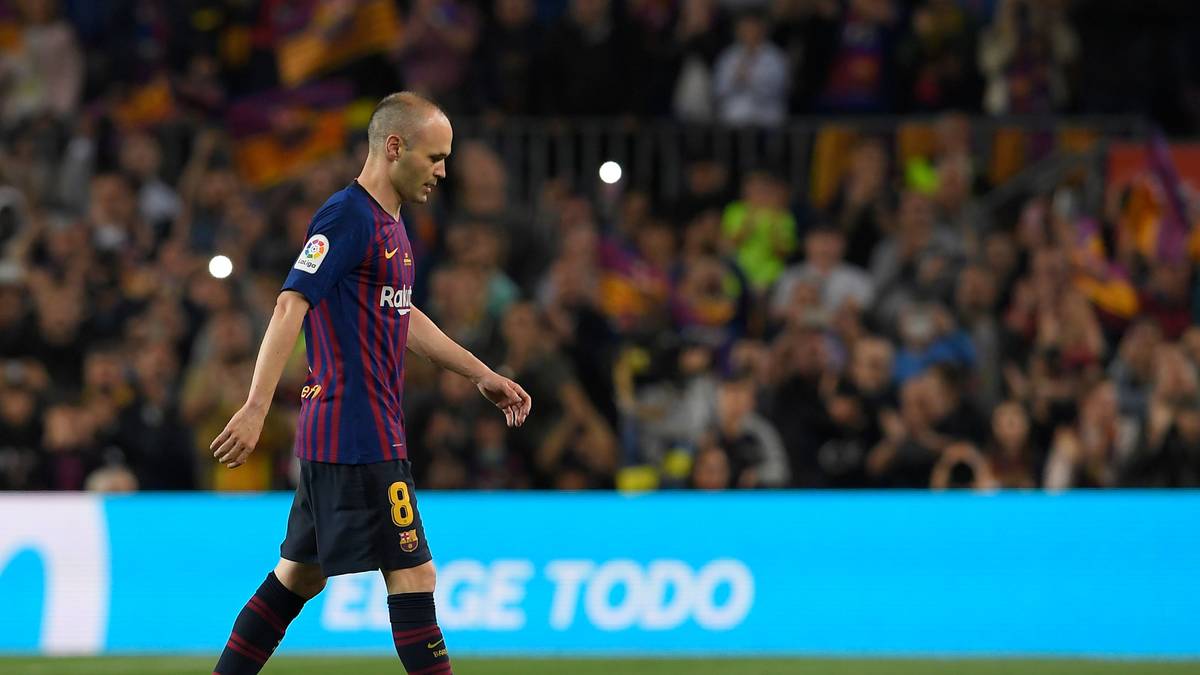 Iniesta übergibt die Kapitänsbinde an Lionel Messi und geht Richtung Außenlinie...