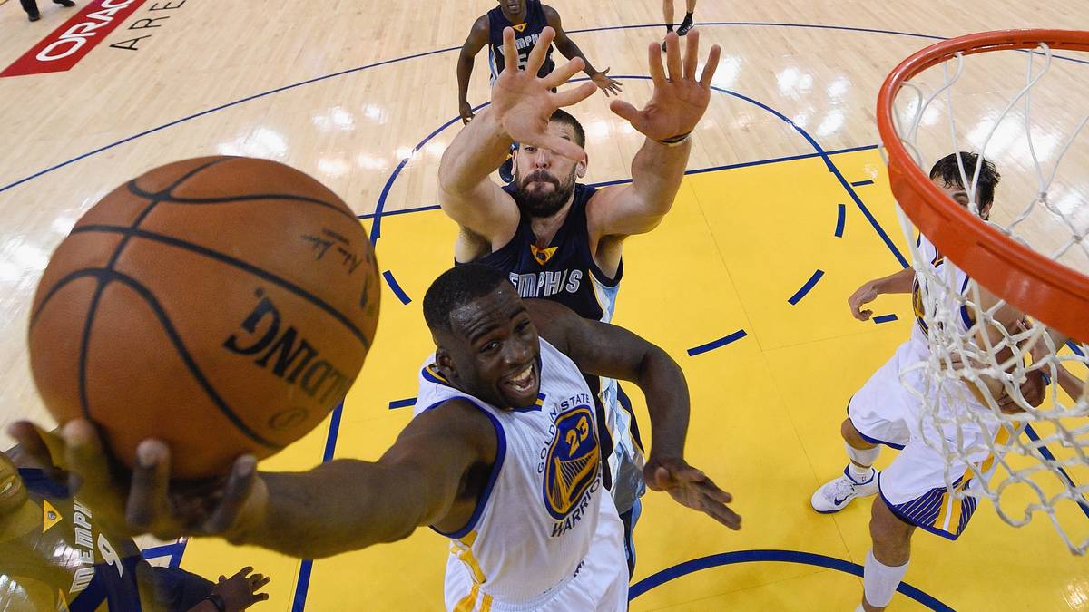 Keine Müdigkeit vorschützen, weiter gehts in Runde zwei. Energizer Draymond Green will es im ersten Spiel gegen die Memphis Grizzlies wissen und legt 16 Punkte auf. Auch das Team aus Tennessee hat in Oakland keine Chance, die Warriors feiern ihren 44. Heimsieg der Saison