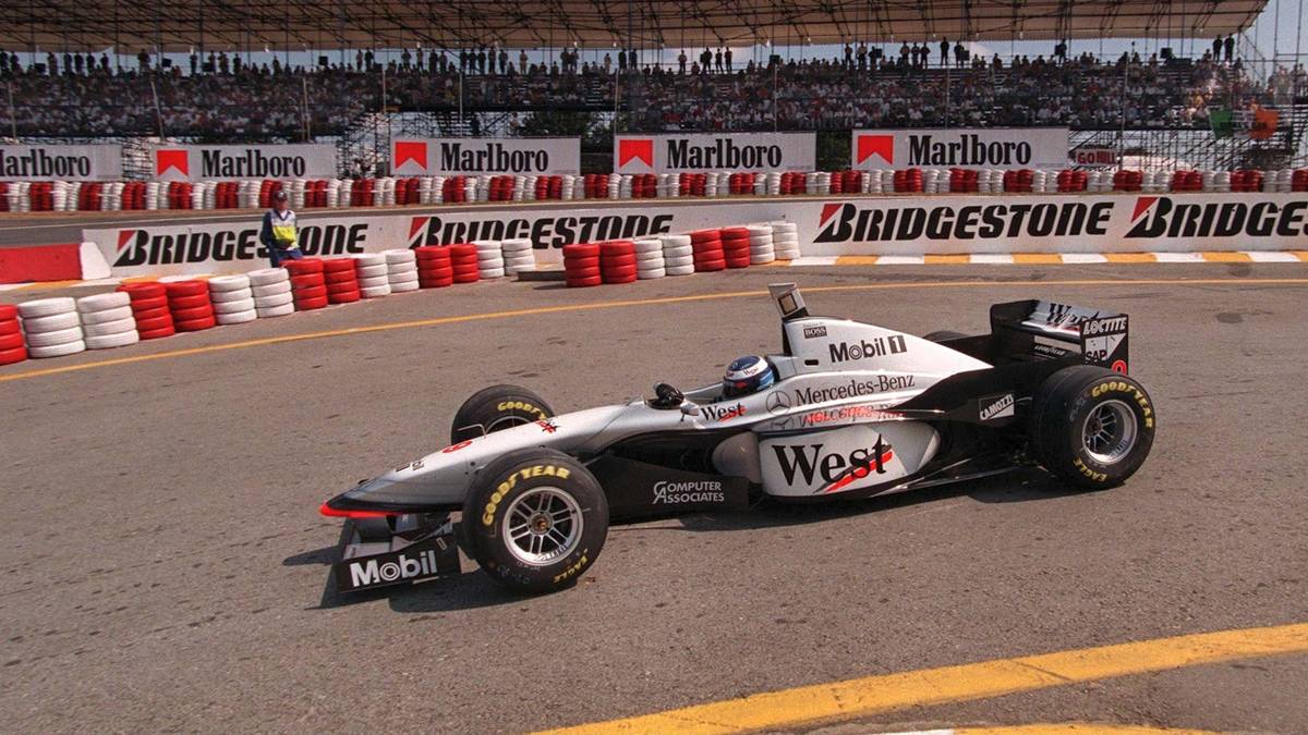 1997: Die Wiedergeburt der legendären Silberpfeile aus den 1930er- und 1950er-Jahren. Der neue Sponsor sorgt für eine neue Lackierung mit einigen Silbertönen. Deshalb wird das Auto weitläufig als Silberpfeil bezeichnet