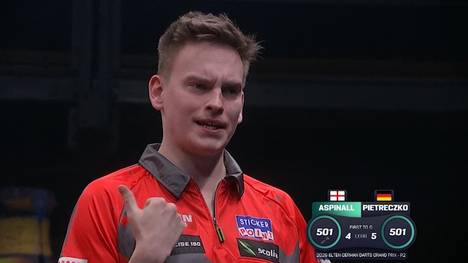 Ricardo Pietreczko präsentiert sich beim German Darts Grand Prix in München gegen Nathan Aspinall in Topform und ist auf bestem Weg zum Sieg. Sein Selbstbewusstsein äußert sich auch in einer Geste nach dem Leg-Gewinn zum 5:4 - doch sein Gegner lässt sich nicht so leicht abschütteln.