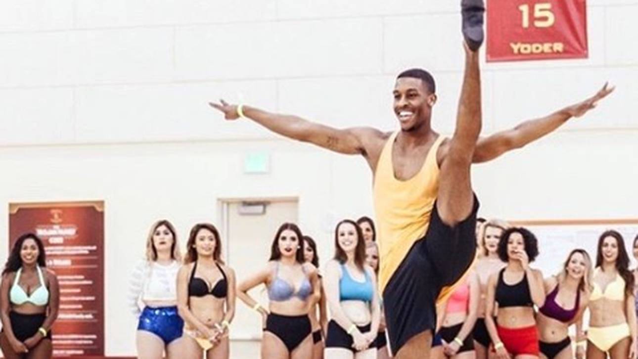 Männliche Cheerleader tanzen in NFL