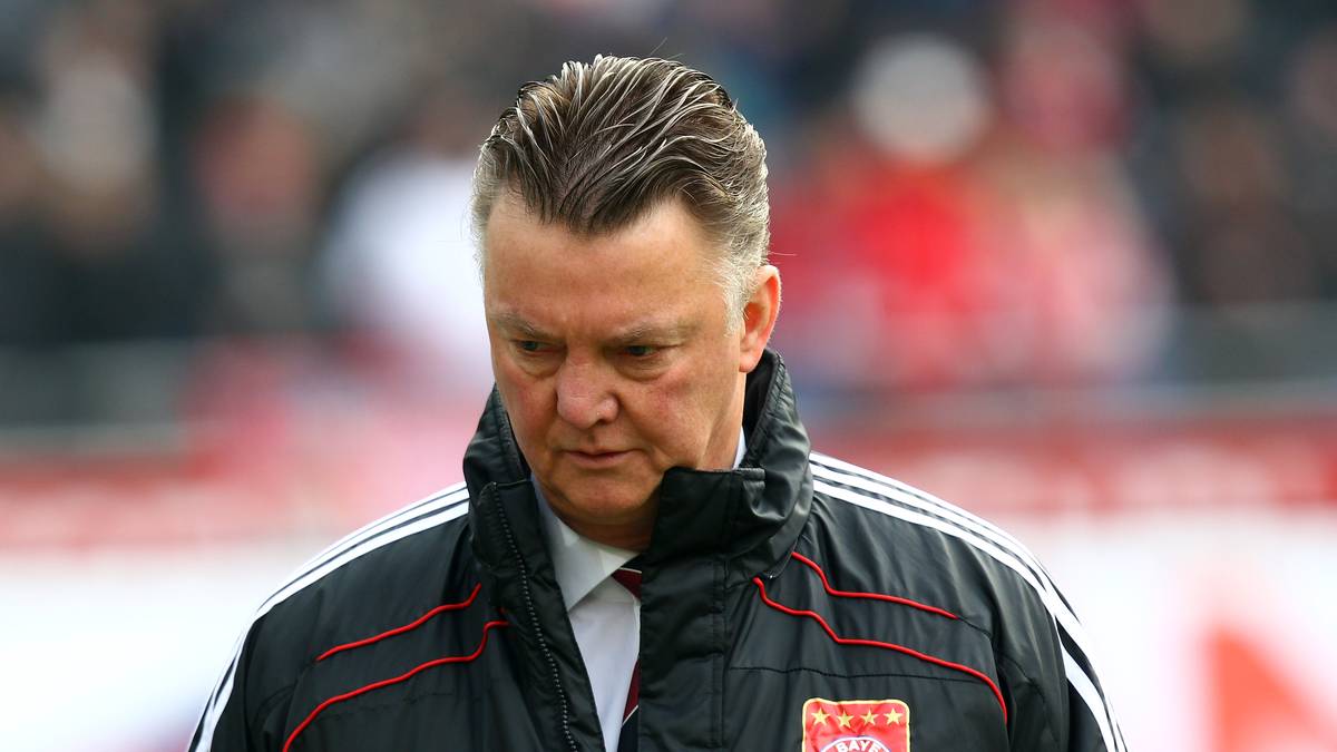 Als es in der Saison 2010/11 sportlich nicht mehr lief, eskalierte die Situation. Van Gaal musste gehen. Schon zuvor geriet der Niederländer in die Schusslinie. Der Haupt-Kritiker: ein alter Bekannter