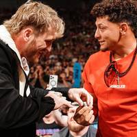 Patrick Mahomes gibt sich an Logan Pauls Seite bei WWE die Ehre und stellt seinen Super-Bowl-Ring als Waffe zur Verfügung. Ein ehemaliger Universal Champion ist zurück.