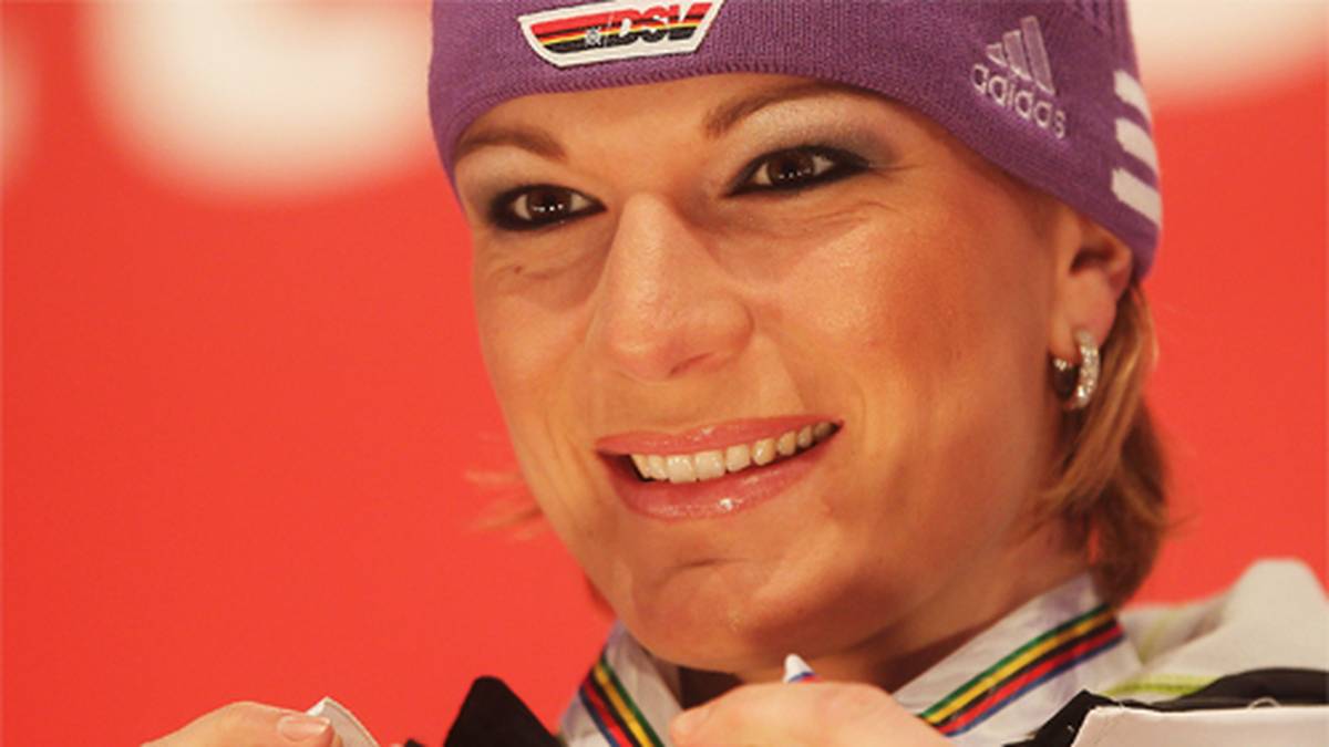 Am Ende holt Höfl-Riesch aber doch noch zweimal Edelmetall und kann wieder lächeln