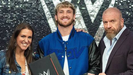 WWE-Chefin Stephanie McMahon (l.) und Triple H (M.) begrüßen Logan Paul bei WWE