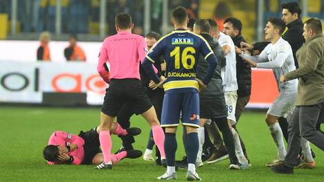 Schiedsrichter Halil Umut Meler wird vom Präsidenten des MKE Ankaragücü tätlich attackiert