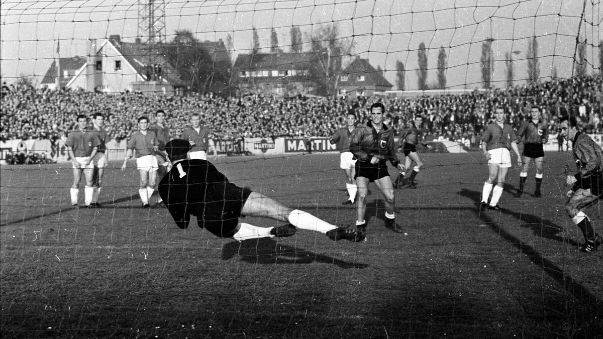 1963/64 - PREUSSEN MÜNSTER: Das Gastspiel im Städtischen Stadion an der Grünwalder Straße gegen 1860 blieb eine Rarität in der Vereinsgeschichte. Auch die Preußen stiegen im Gründungsjahr direkt ab - und kamen nie wieder. Zurzeit spielt der Klub in der 3. Liga